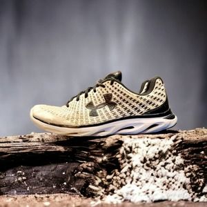 Under Armour spine clutch fit white and black running shoes size 11